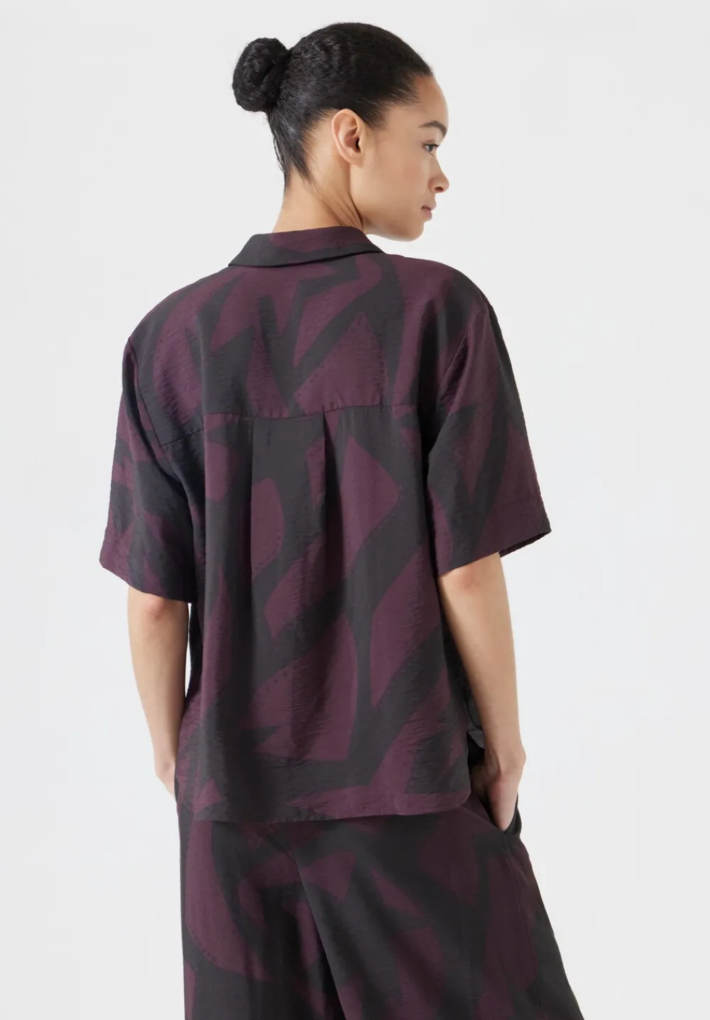 hush Tops & T-Shirts|Shirts & Blouses|Air Flow Short Sleeve Collared Shirt Purple/Brown Abstract Shapes