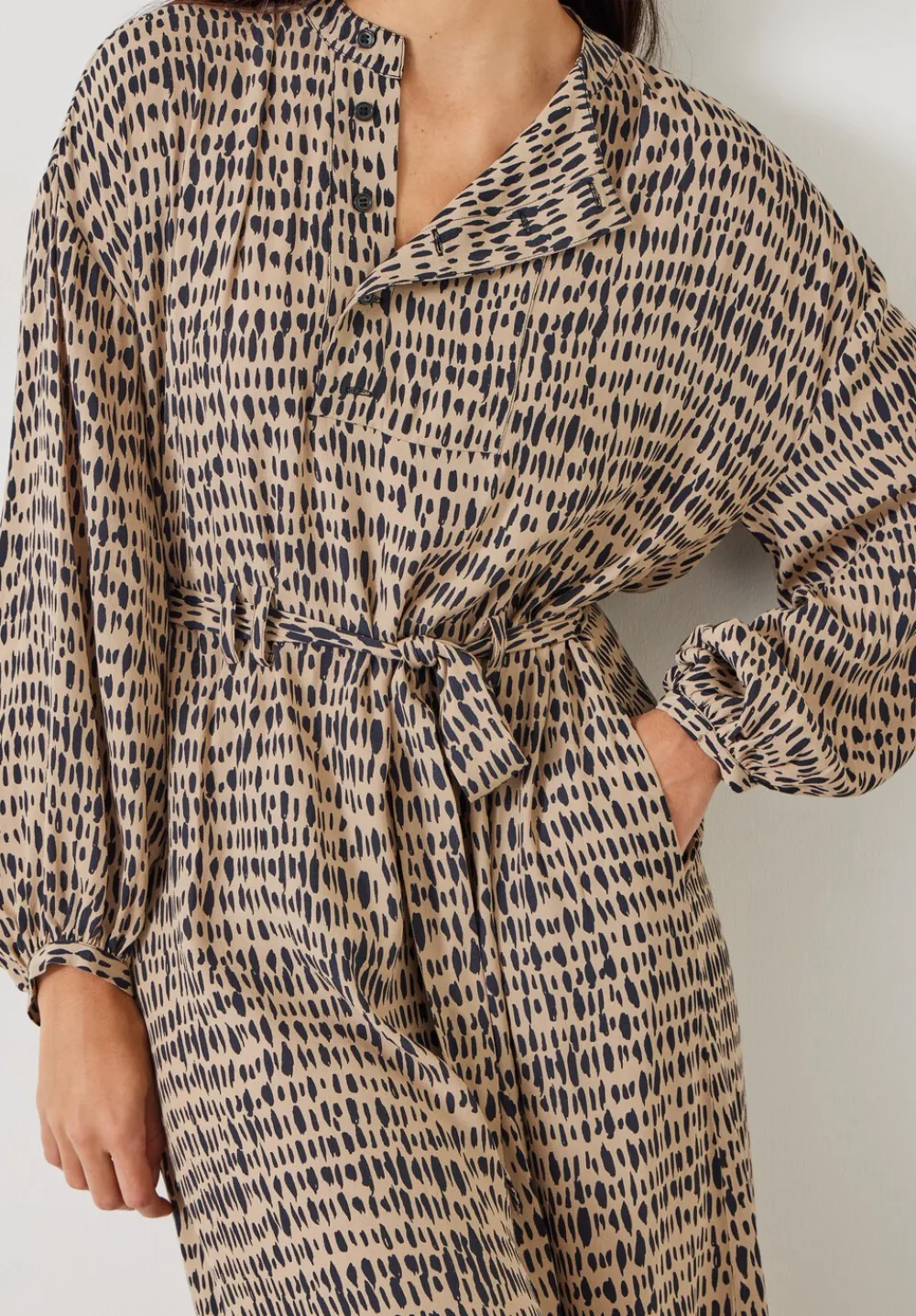 hush Dresses|Camila Relaxed Print Midi Dress Contrast Mark Neutral