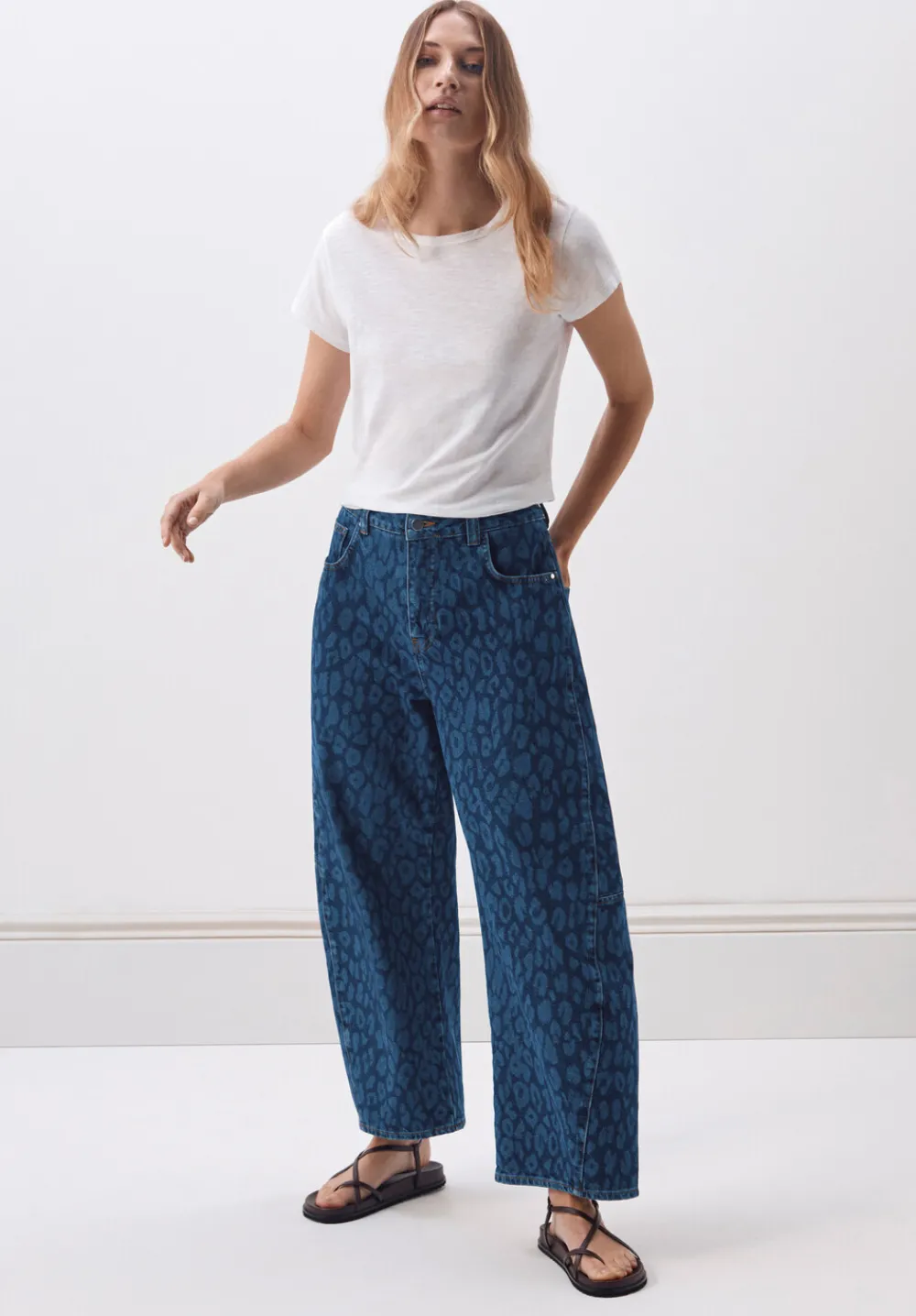 hush Jeans|Cropped Bree Horseshoe Barrel Leg Jeans Laser Leopard Print Mid Blue