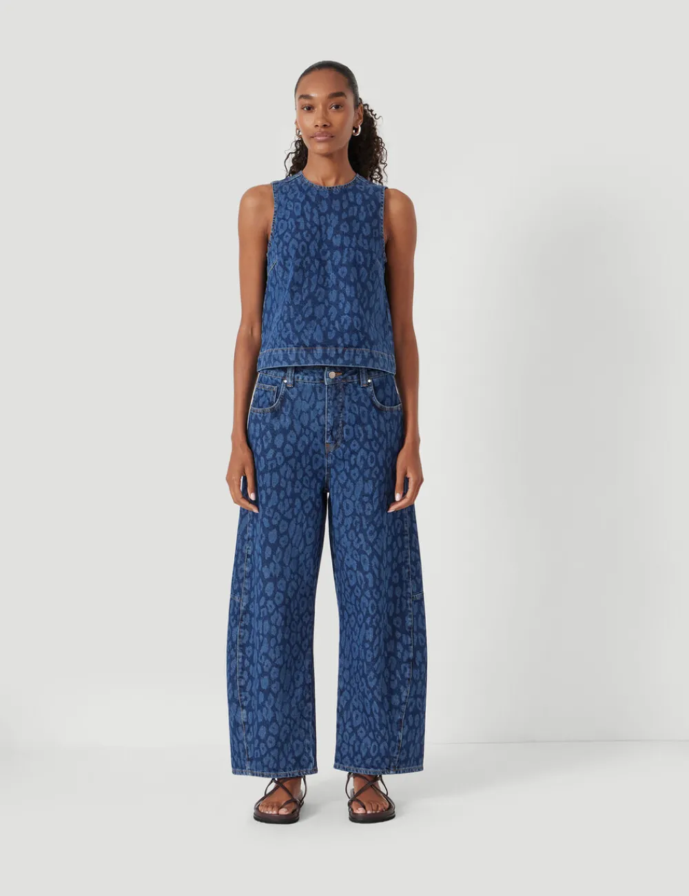 hush Jeans|Cropped Bree Horseshoe Barrel Leg Jeans Laser Leopard Print Mid Blue