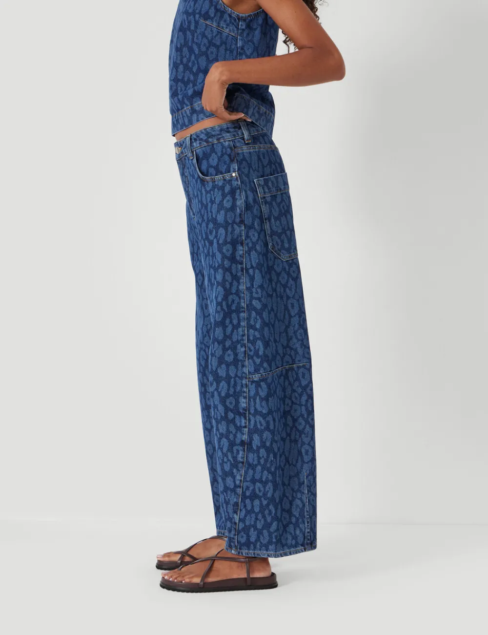 hush Jeans|Cropped Bree Horseshoe Barrel Leg Jeans Laser Leopard Print Mid Blue