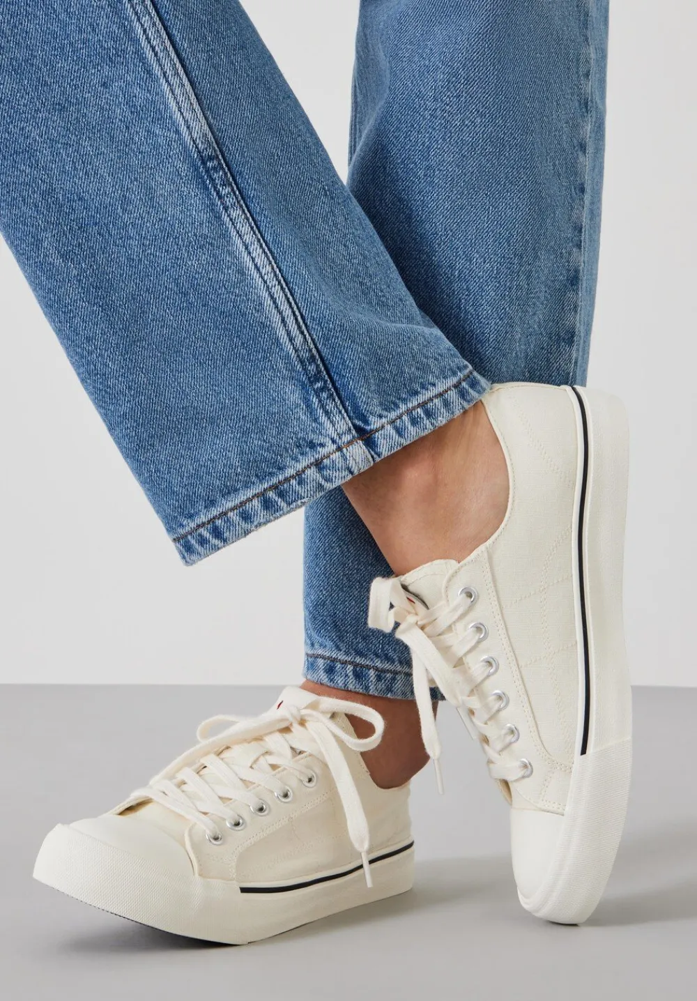 hush Trainers|Finley Canvas Trainers Off White