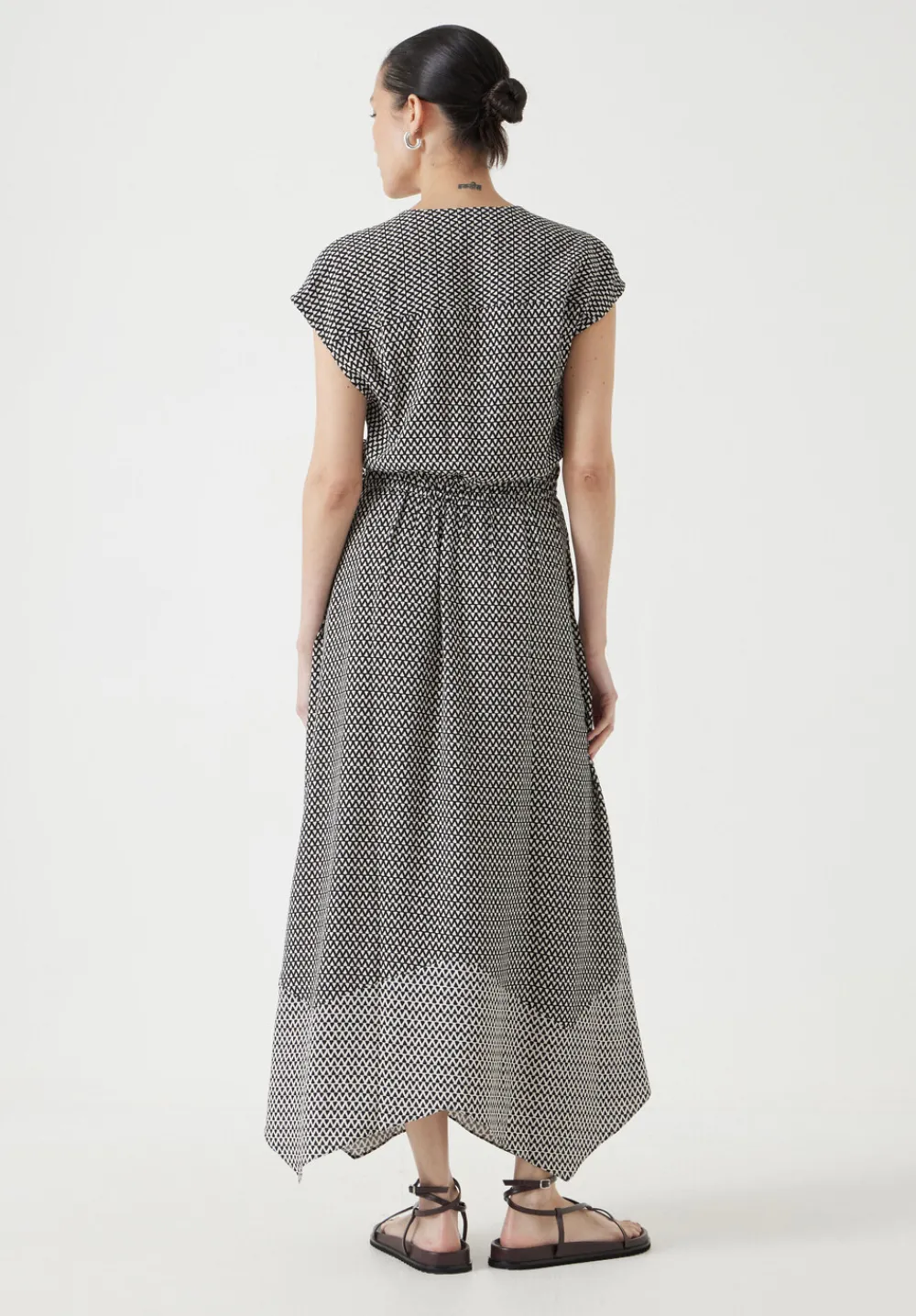 hush Dresses|Klara Relaxed Maxi Dress Triangles Black