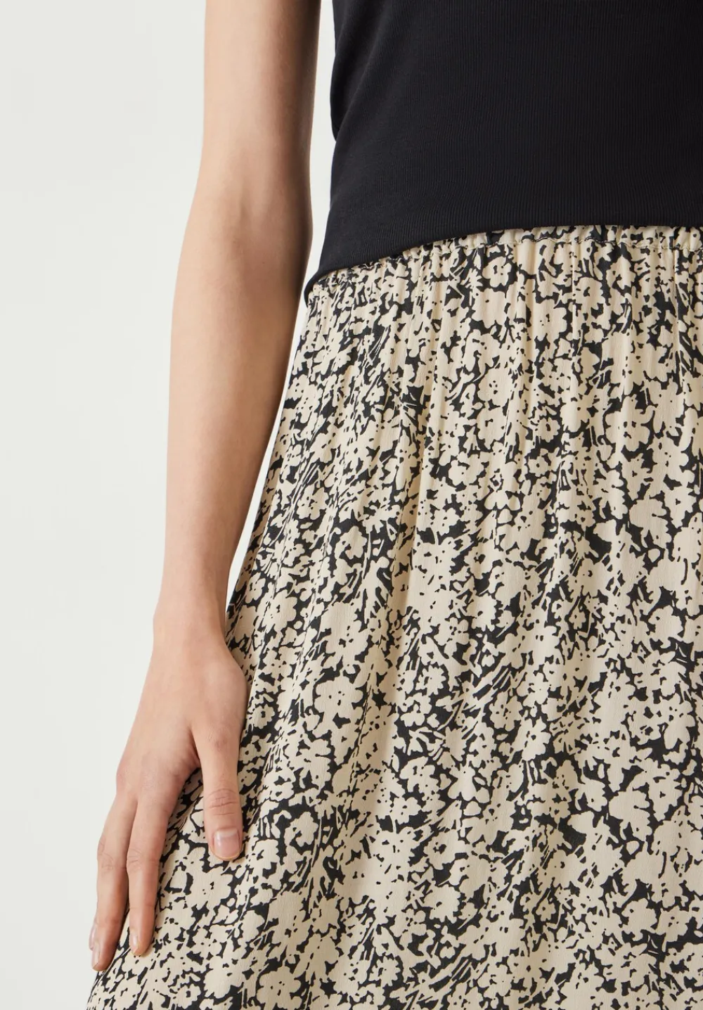 hush Skirts|Liah Maxi Skirt Silhouette Floral Neutral