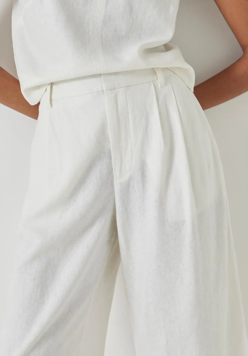 hush Shorts|Linen Blend Lya Bermuda Shorts White