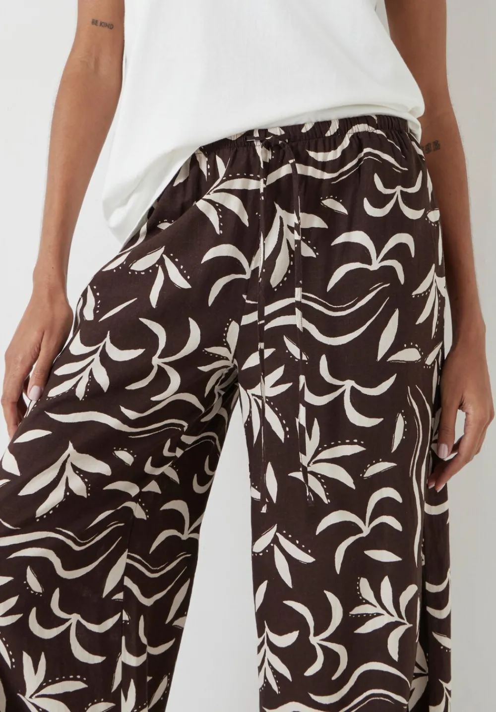 hush Trousers|Printed Linen Blend Trouser Palm Print Chocolate