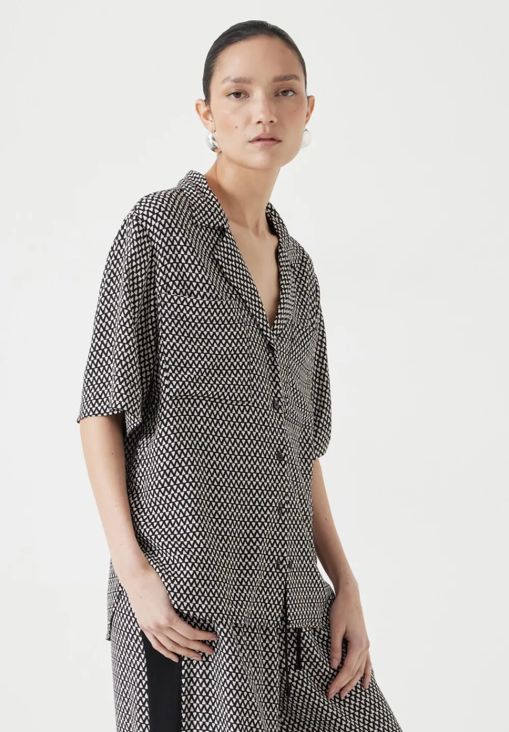 hush Tops & T-Shirts|Shirts & Blouses|Revere Collar Short Sleeve Shirt Triangles Black