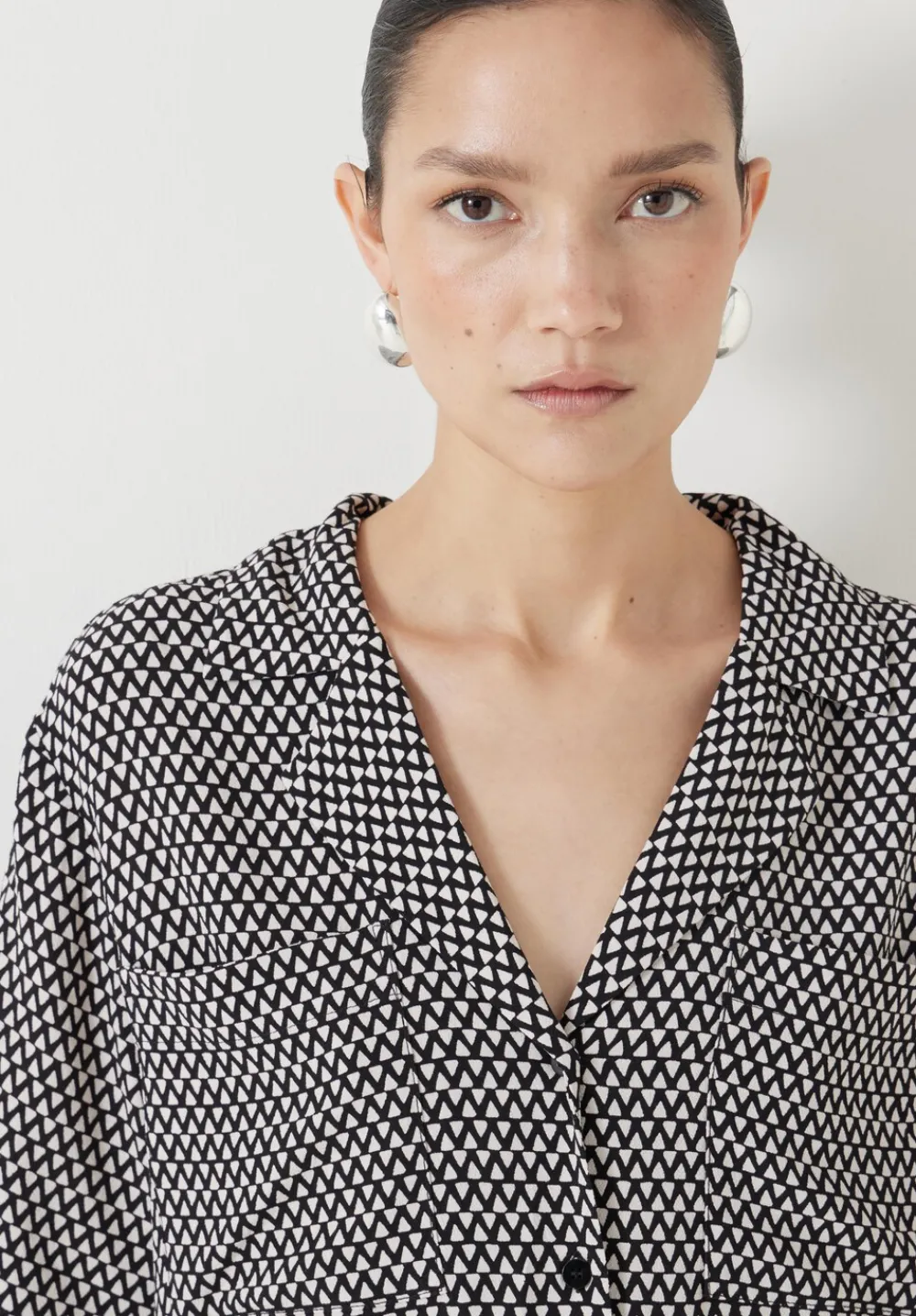 hush Tops & T-Shirts|Shirts & Blouses|Revere Collar Short Sleeve Shirt Triangles Black