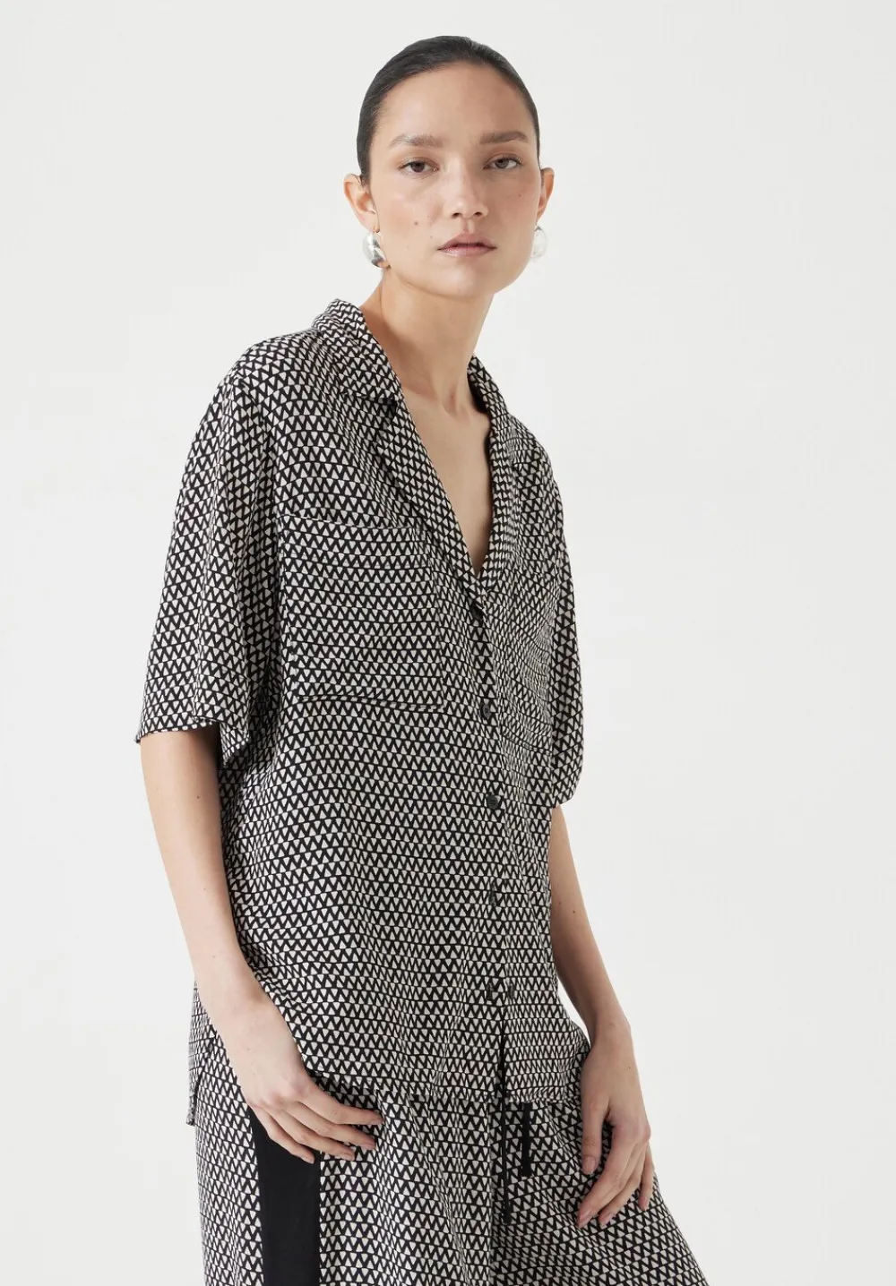 hush Tops & T-Shirts|Shirts & Blouses|Revere Collar Short Sleeve Shirt Triangles Black