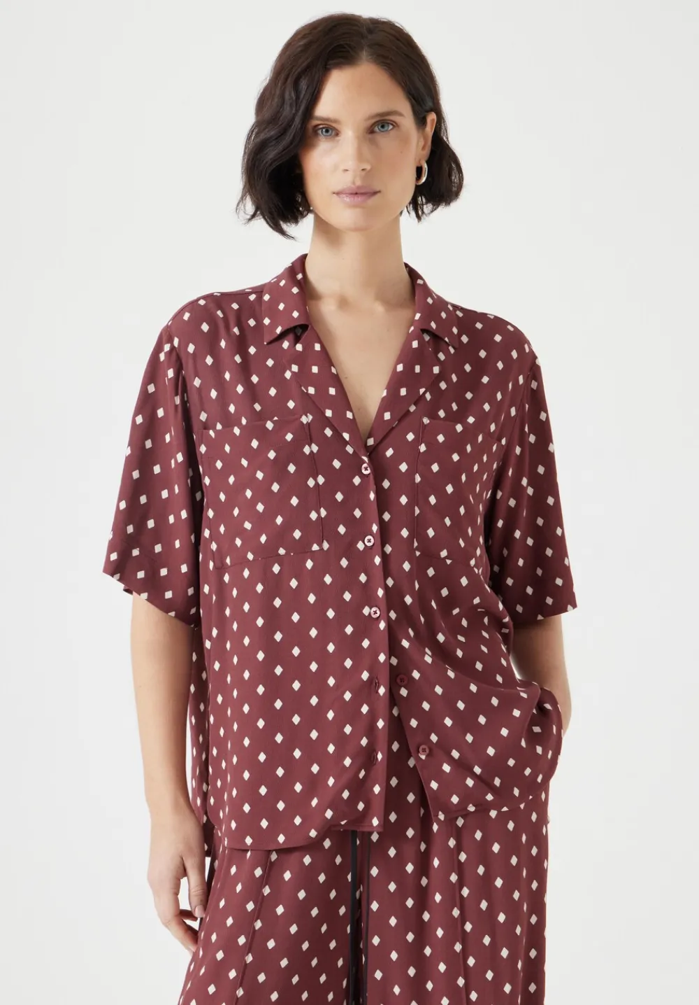hush Tops & T-Shirts|Shirts & Blouses|Revere Collar Short Sleeve Shirt Dark Red Diamond
