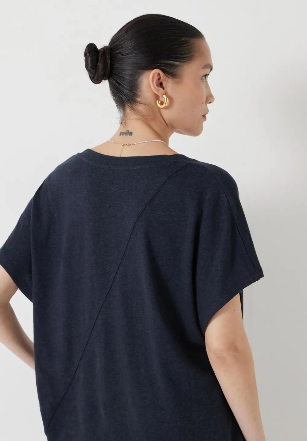 hush Tops & T-Shirts|Rosalia Linen Blend V Neck T-Shirt Dark Navy